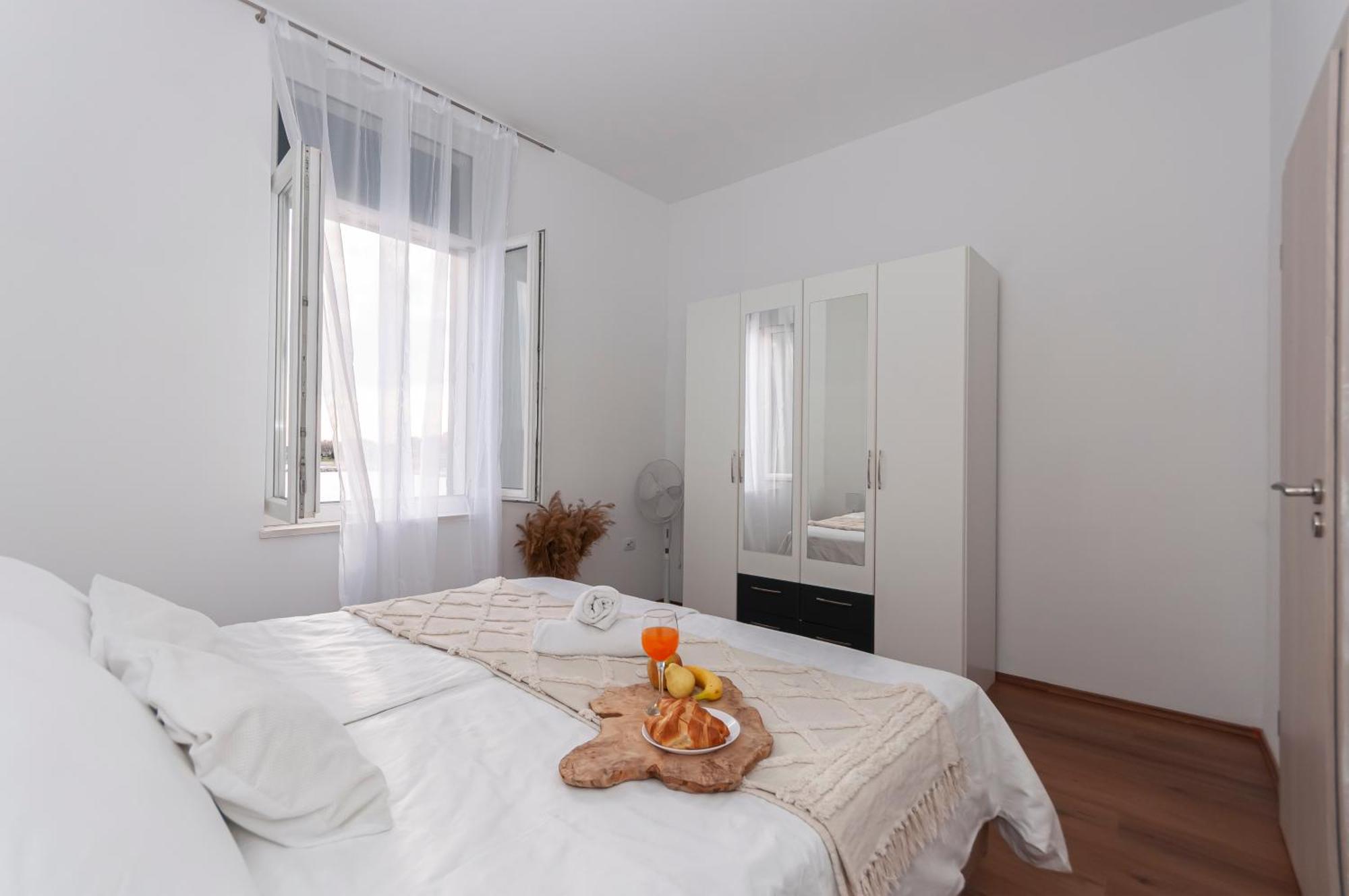 Tanja Apartment Омиш Экстерьер фото